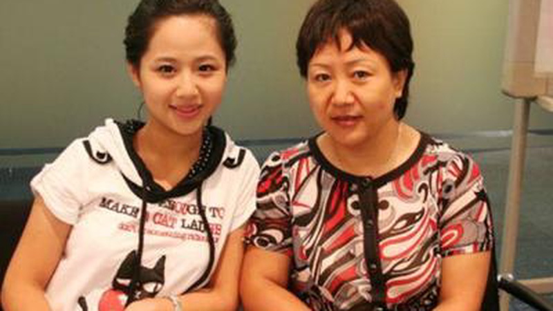 杨紫孙俪宋祖儿华伦天奴灯会同框 三世代女星破壁互动引热议
